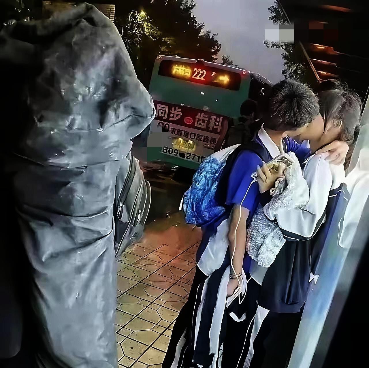 真的离大谱！
今天在公交站瞅见俩小孩亲嘴，
我眼珠子都快瞪出来了——看那样子
