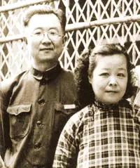 1932年，20岁的启功无奈接受包办婚姻，娶了比自己大2岁的章宝琛，两人毫无感情
