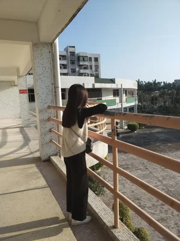 每个人的青春都有一首歌，我的那首是《后来》。
有次在商场，这首歌突然响起，瞬间把