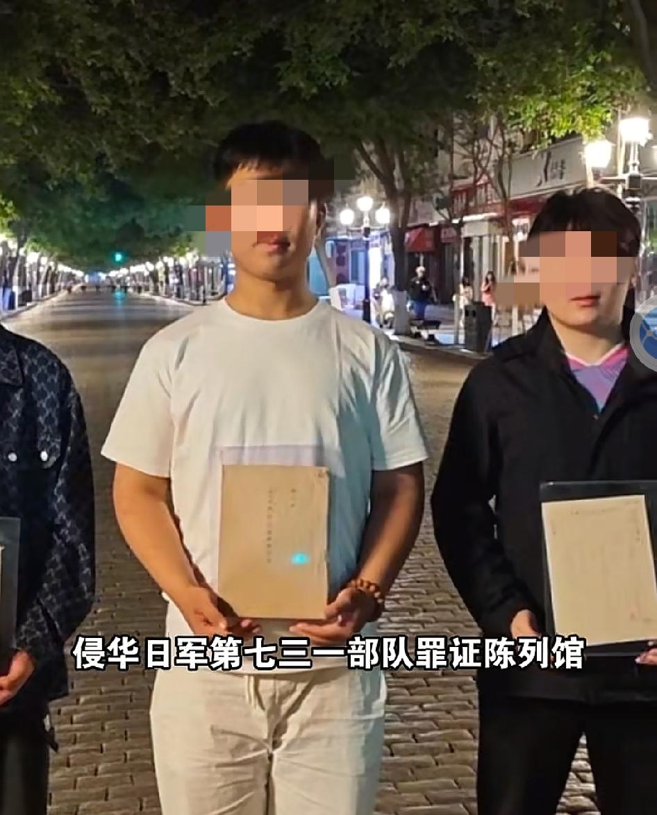 不光是我。
很多人看完这段都在眼眶发热。
凌晨三点的郑州候车大厅，一个50多岁大