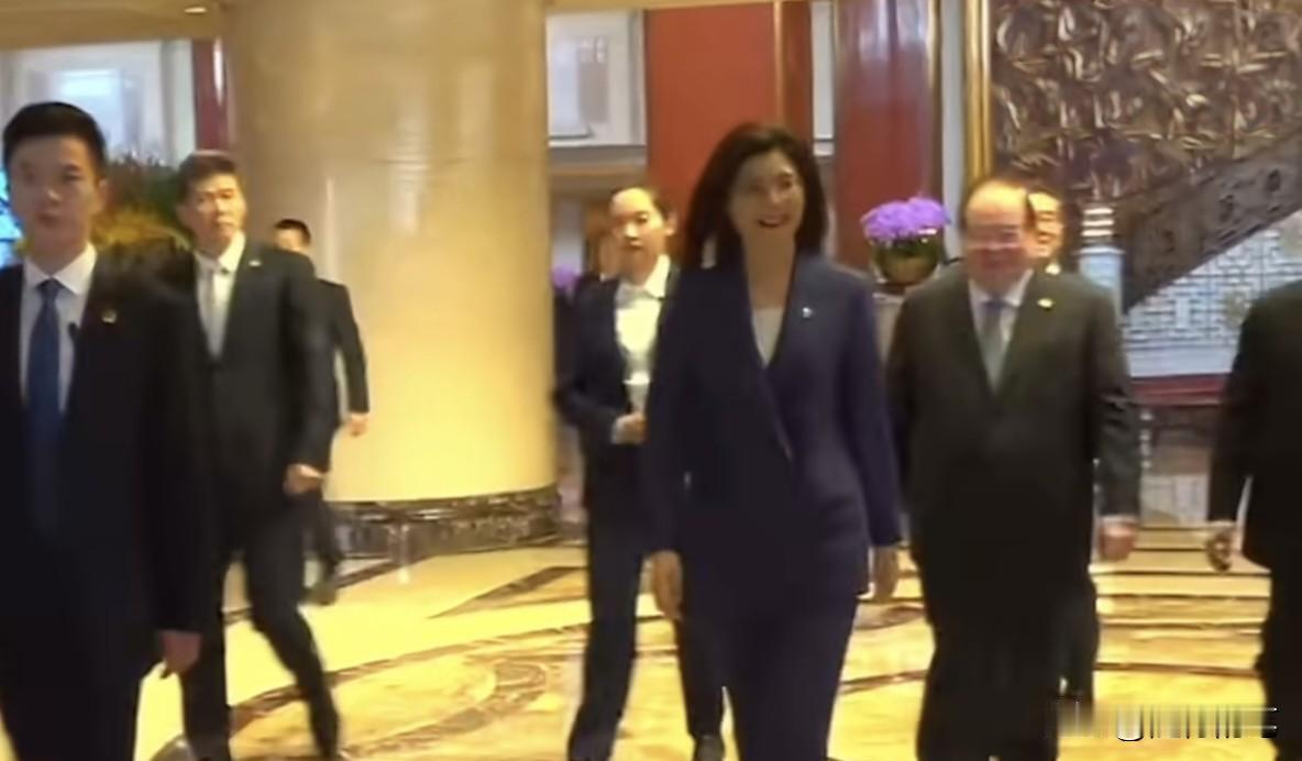 郑丽文今天十点多率领团队搭车前往人民大会堂。

访问行程来到最重要的部分，媒体记