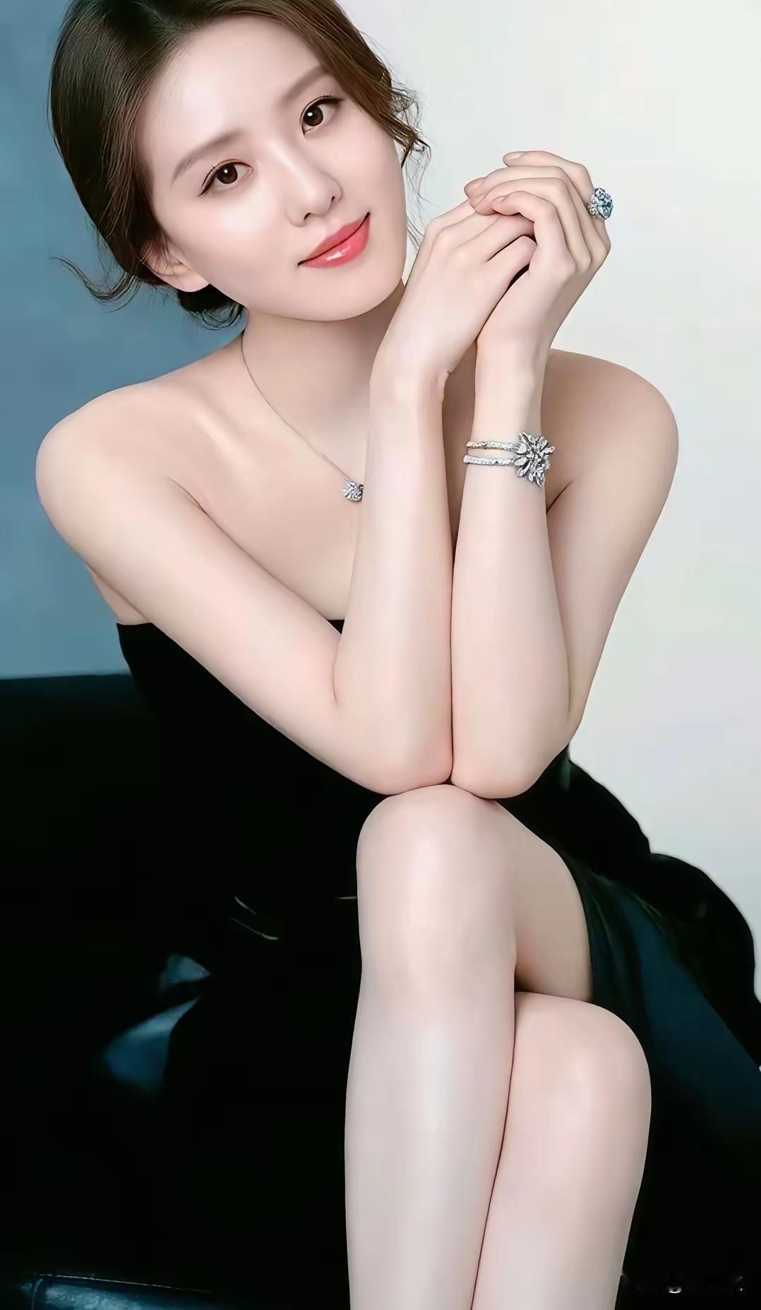 女人美不美？不仅是看外在 ，而是要靠内在。品貌兼优，智慧与美貌并存，那才是真正的