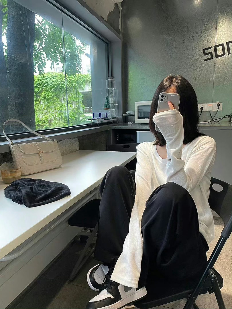 有时候，哪怕被扇了一耳光，我也会担心对方的手为什么如此冰凉。 