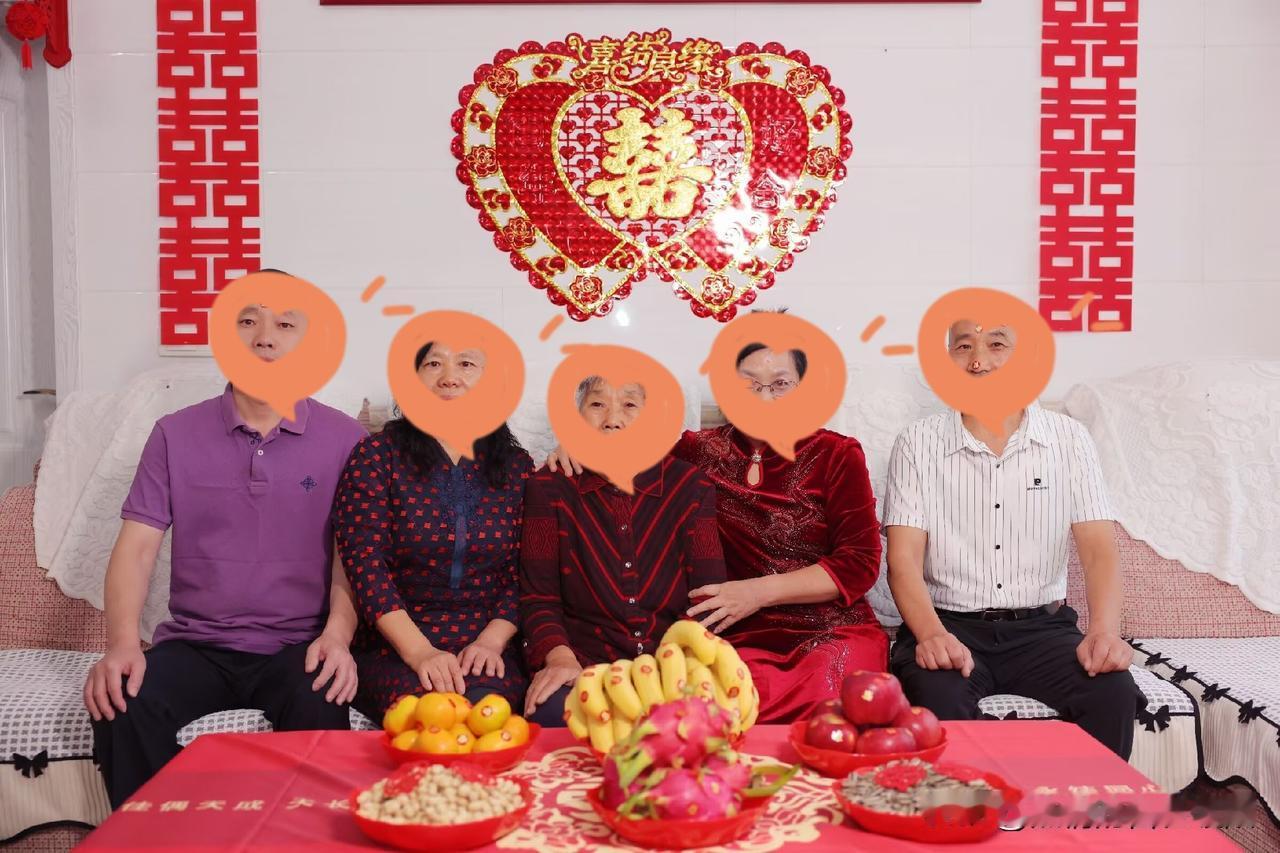 老妈让我支取养老钱以备不时之需，原来是……
昨天全家陪公婆过端午，午饭后我去陪老