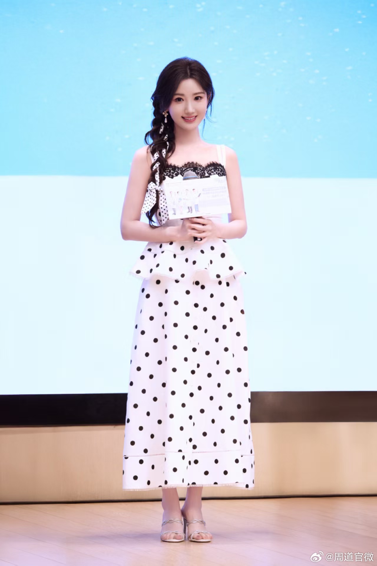 毛晓彤蕾丝花边波点裙毛晓彤线下美人一跳线下活动捕捉毛晓彤，蕾丝波点裙造型清新动人