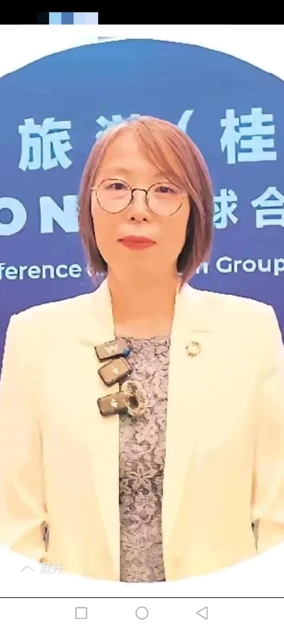 李文从事外交，邱昱是剑桥大学人类学博士，这经历和学历确实是天花板级别，一般人难以