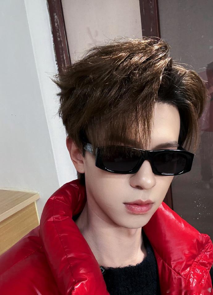 #何浩楠当几天墨镜帅哥##何浩楠得麦粒肿了#何浩楠麦粒肿困扰，却依旧是那个帅气的