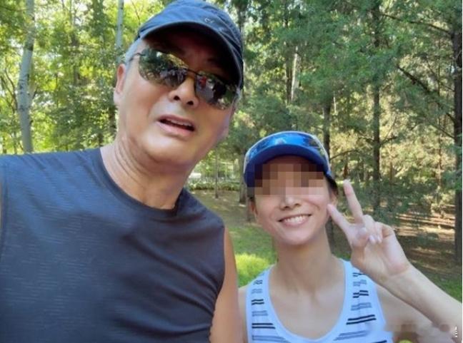 偶遇周润发朝阳公园跑步 发哥在朝阳公园跑步被网友们纷纷偶遇，向自律的发哥学习[送