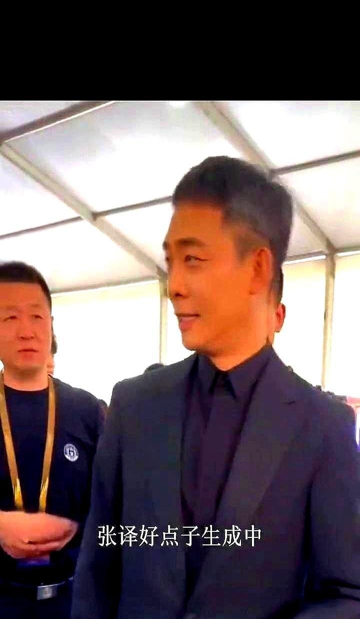 张译一声“阿姨”，当场让王骁愣住，也捅破了娱乐圈最大的“客套”泡沫。
这不是不懂