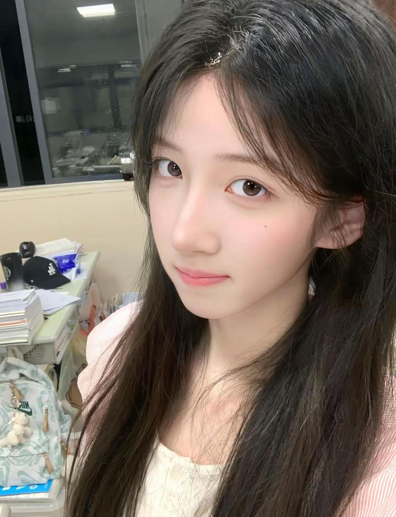 晚自修间隙的随手一拍✨
今天的温柔是空气刘海和粉粉的睡衣给的
📚 书桌的乱乱的