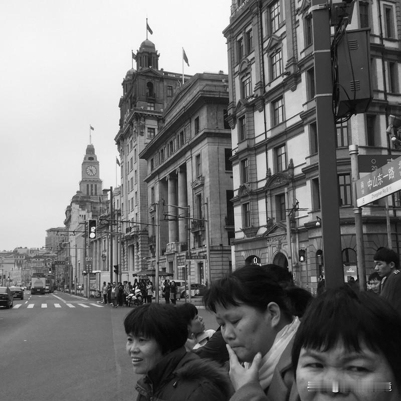 女子收到十年前网购的玩偶配件 上海的李女士收到了十年前网购的玩偶配件，这事儿太神