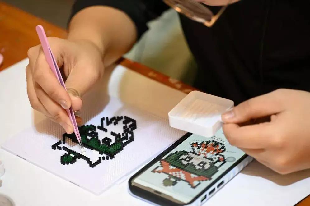 《1461%销量暴涨！46亿次浏览，这堆小颗粒为何让年轻人“比刷短视频还上头”？