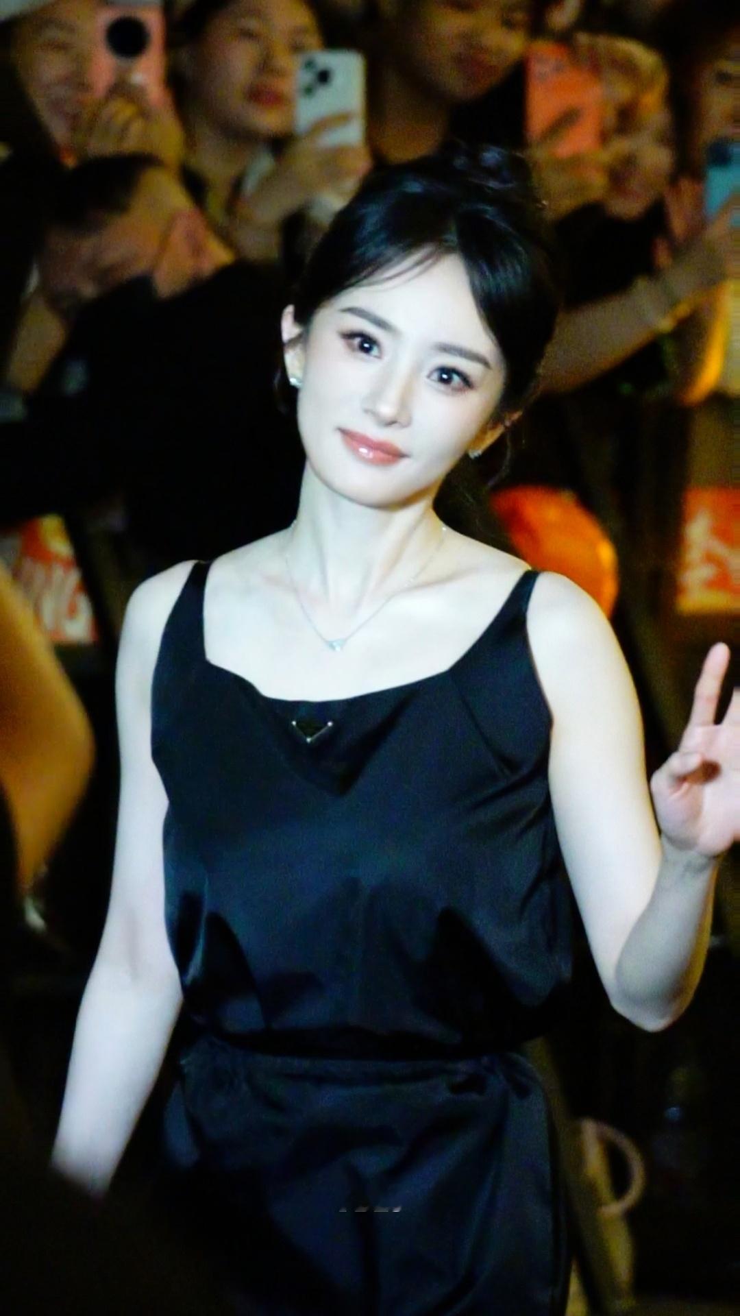 两张视频截帧🧩是欧尼是妈咪完全💯美丽啊！一出场就巨星啊巨星     杨幂pr