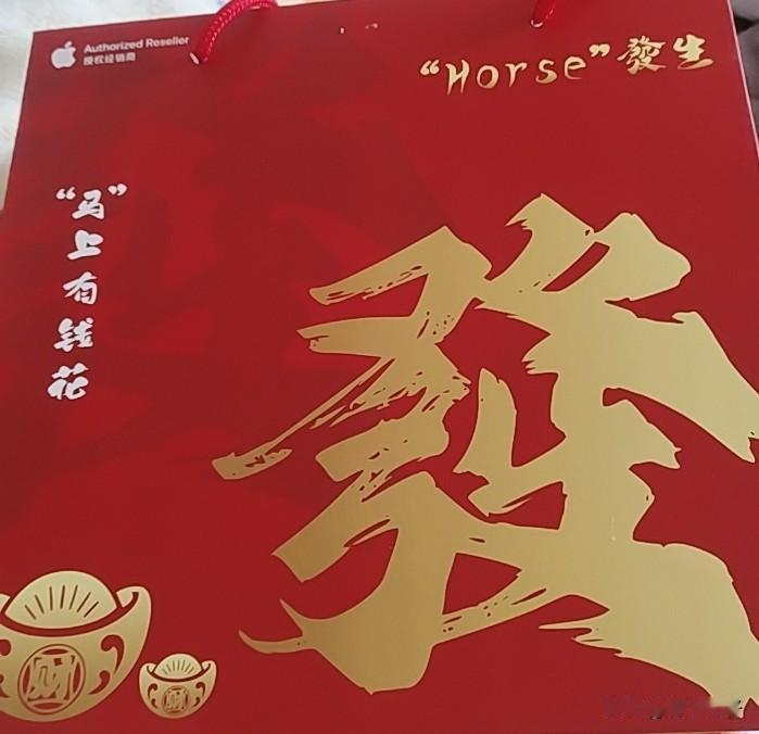 凌晨五点，手机屏幕彻底暗下去的那一刻，整个房间突然变得陌生。这是她第三次站在窗前