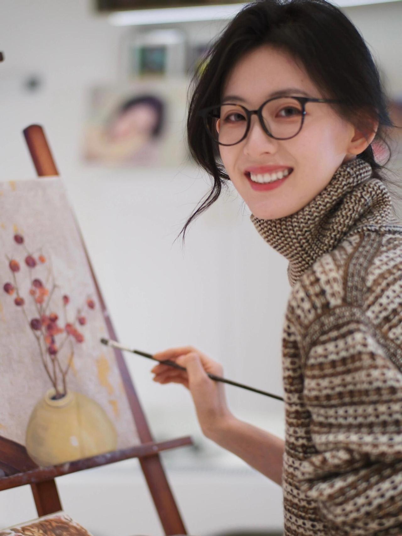 鹧鸪天·执笔闲章
 
软织堆云覆颈长，墨框轻拢半窗光。
笔锋漫捻思千缕，鬓影微垂