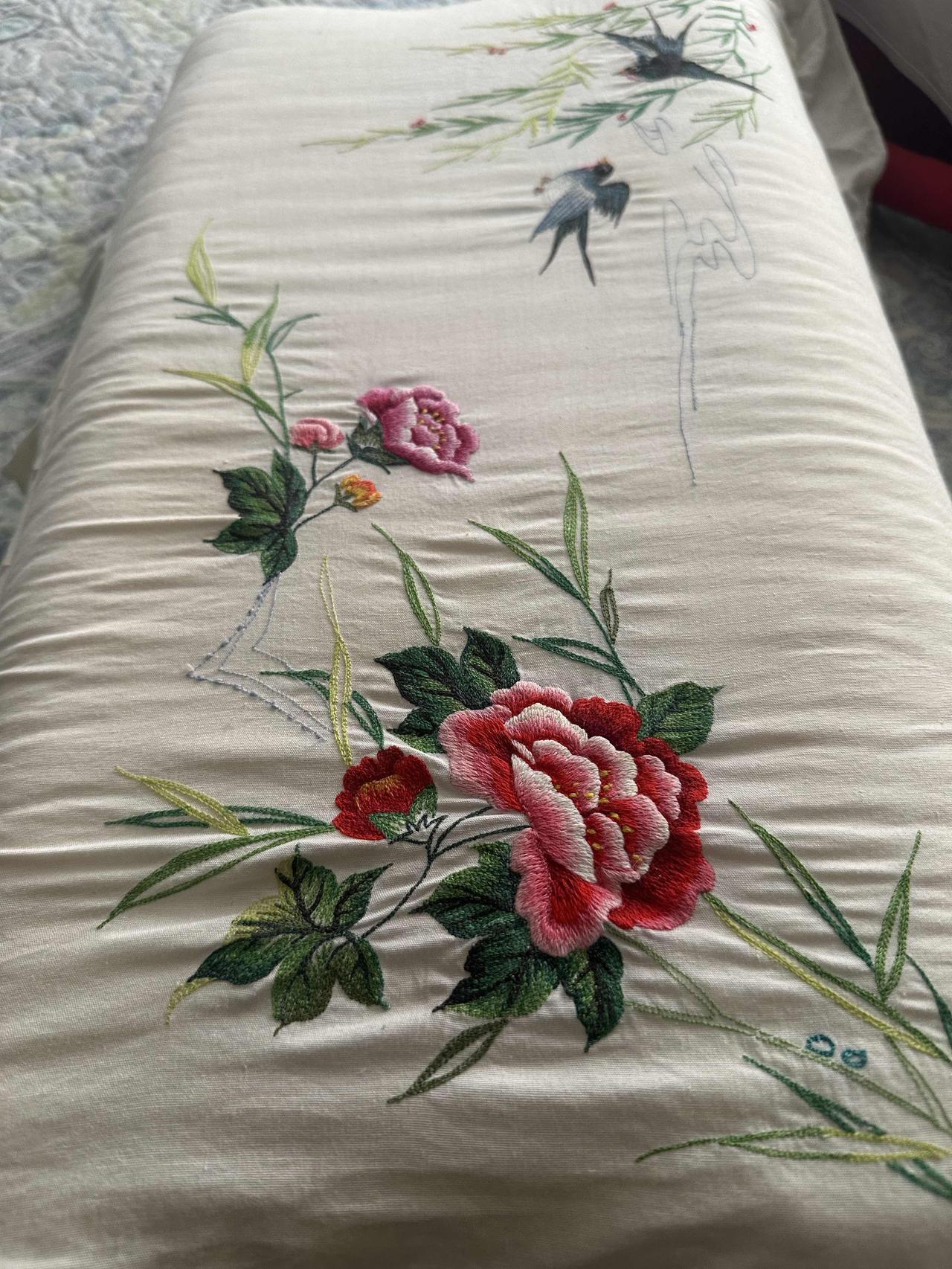 今天翻老柜子，发现有这样的一个枕套，看了半天也没有看明白，这是机器做出来的还是绣