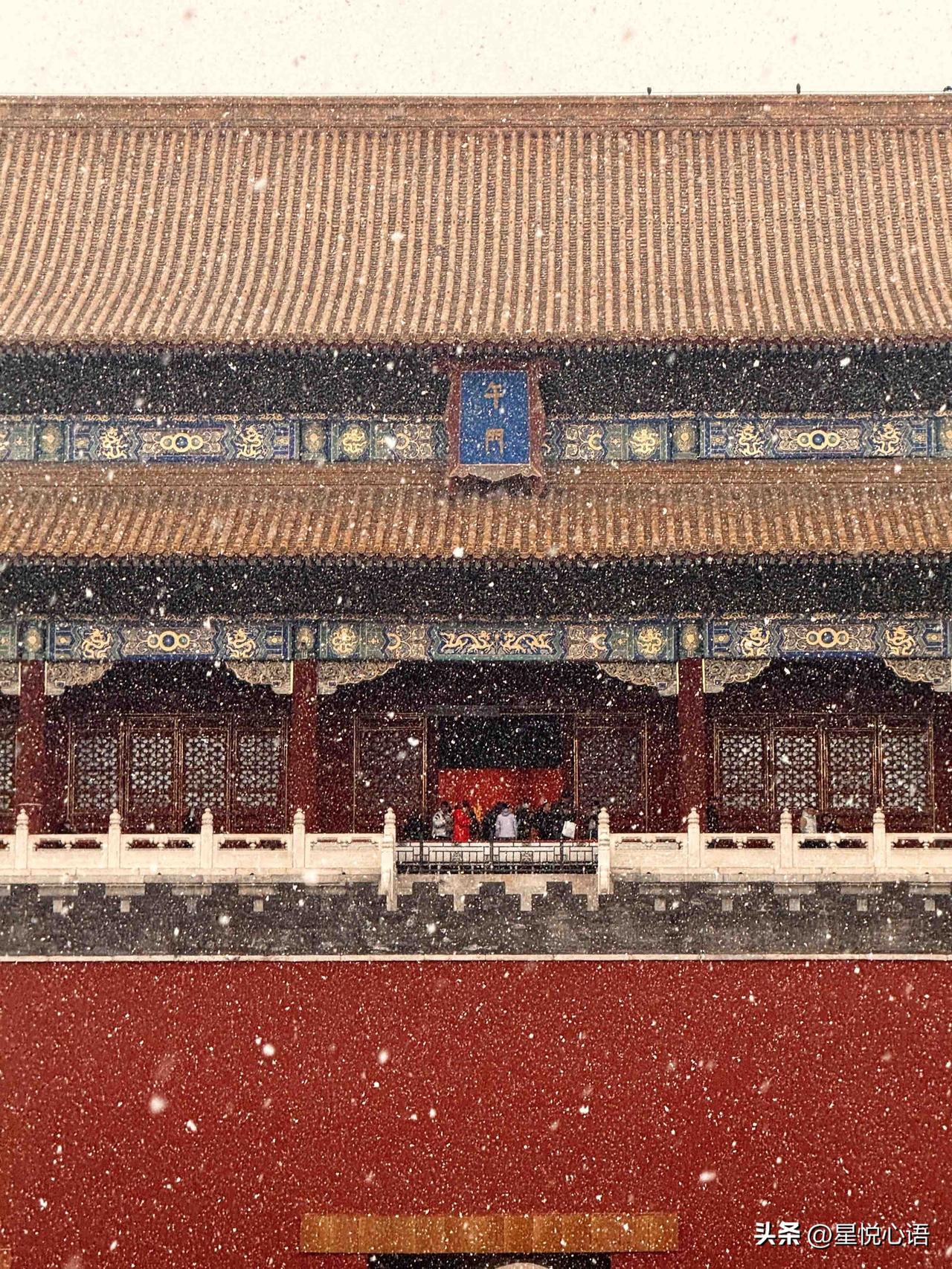 3.4此刻，雪后故宫仿佛美成了一幅大明古画
故宫的雪，太美了，红墙黄瓦覆着薄雪，