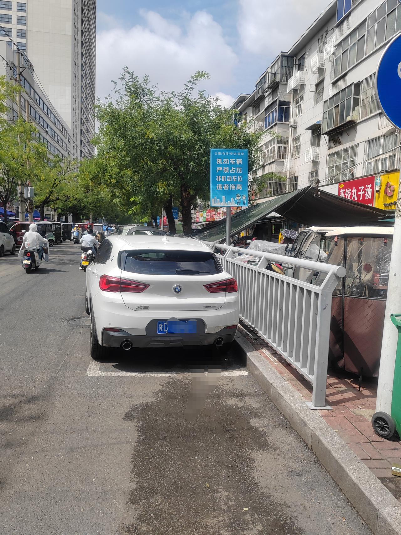 看到曙光街机动车的乱停乱放，特别是从光明路到迎宾路这一段的单行道，那六七块机动车
