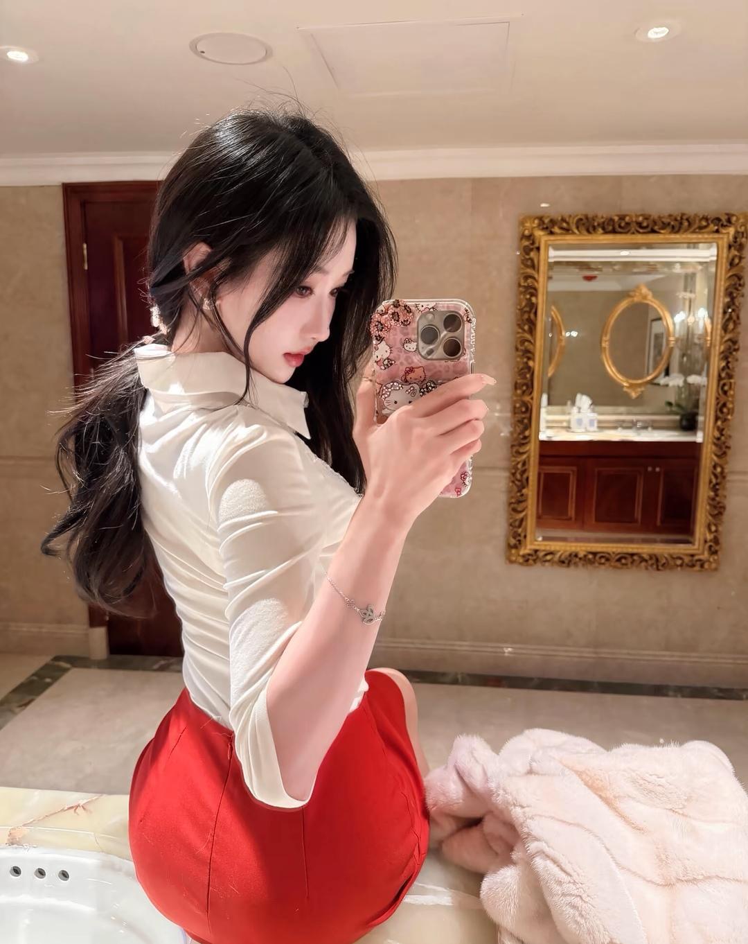 优雅自拍，红裙白衣，镜中倒影，美不胜收