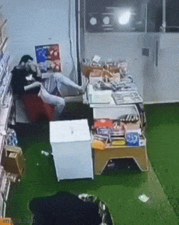 谁能想到这么小就会零元购了 ​​​
