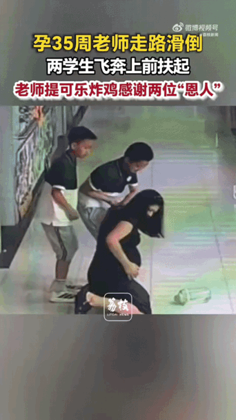 前几天，济南一所小学。
俩男孩因为没带作业，被老师要求站教室门口反省。

然后他