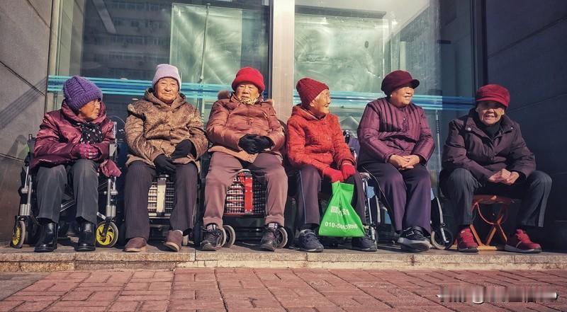 现在资本的力量确实强大到好像能控制一切。当资本掌控了生活的方方面面，人的形态和生