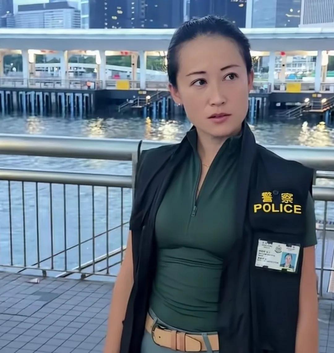夏日香港一值勤女警察穿着干练。