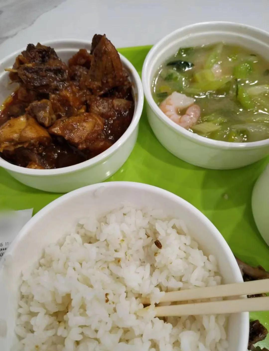 72岁的大舅搬家后，去小区的老人食堂吃了顿饭，花费35元多。大舅把小票发到亲戚群