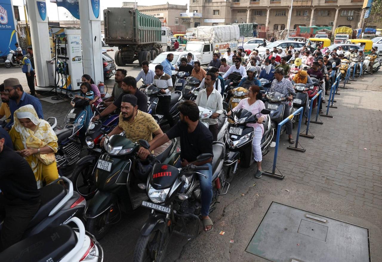 菲律宾有公司给员工发电动滑板车折扣券应对油价上涨，老挝和柬埔寨的汽油价格换算后相