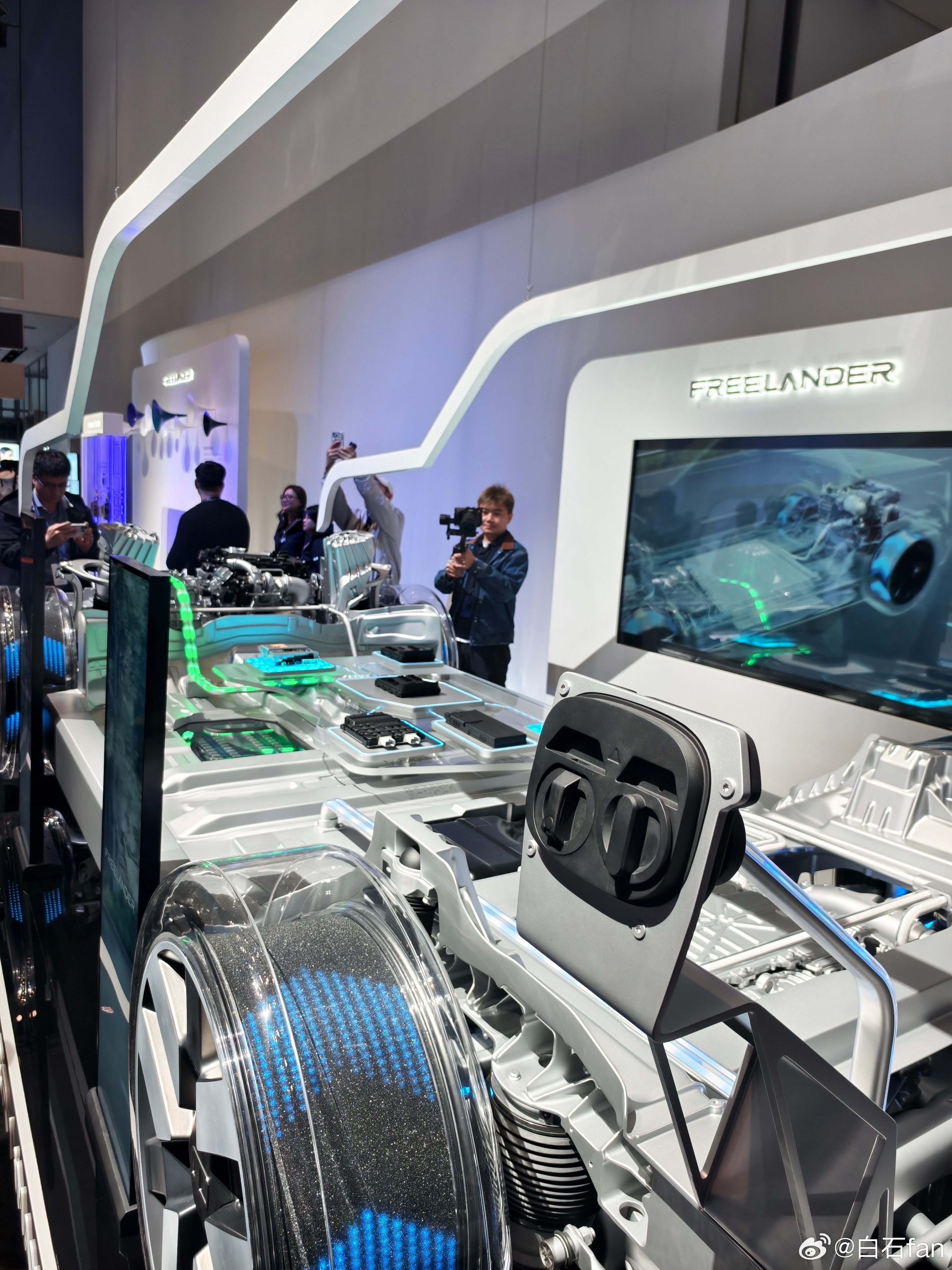 未来五年，神行者将会推出6款车型每半年一款车基于全新平台架构做全车型拓展轴距从2