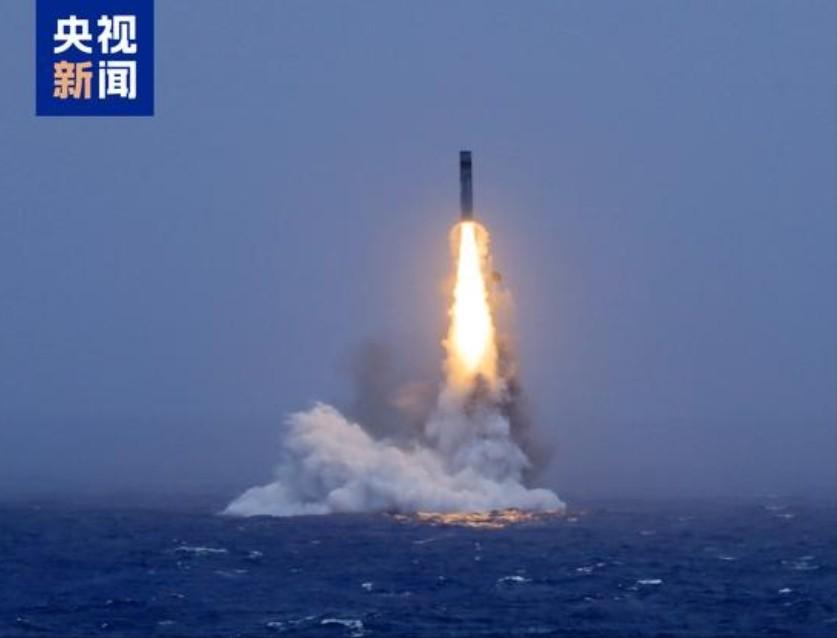 水下毫无征兆地窜出一枚潜射导弹，拖着一道白色尾迹直刺太平洋深处。消息刚传开，美国