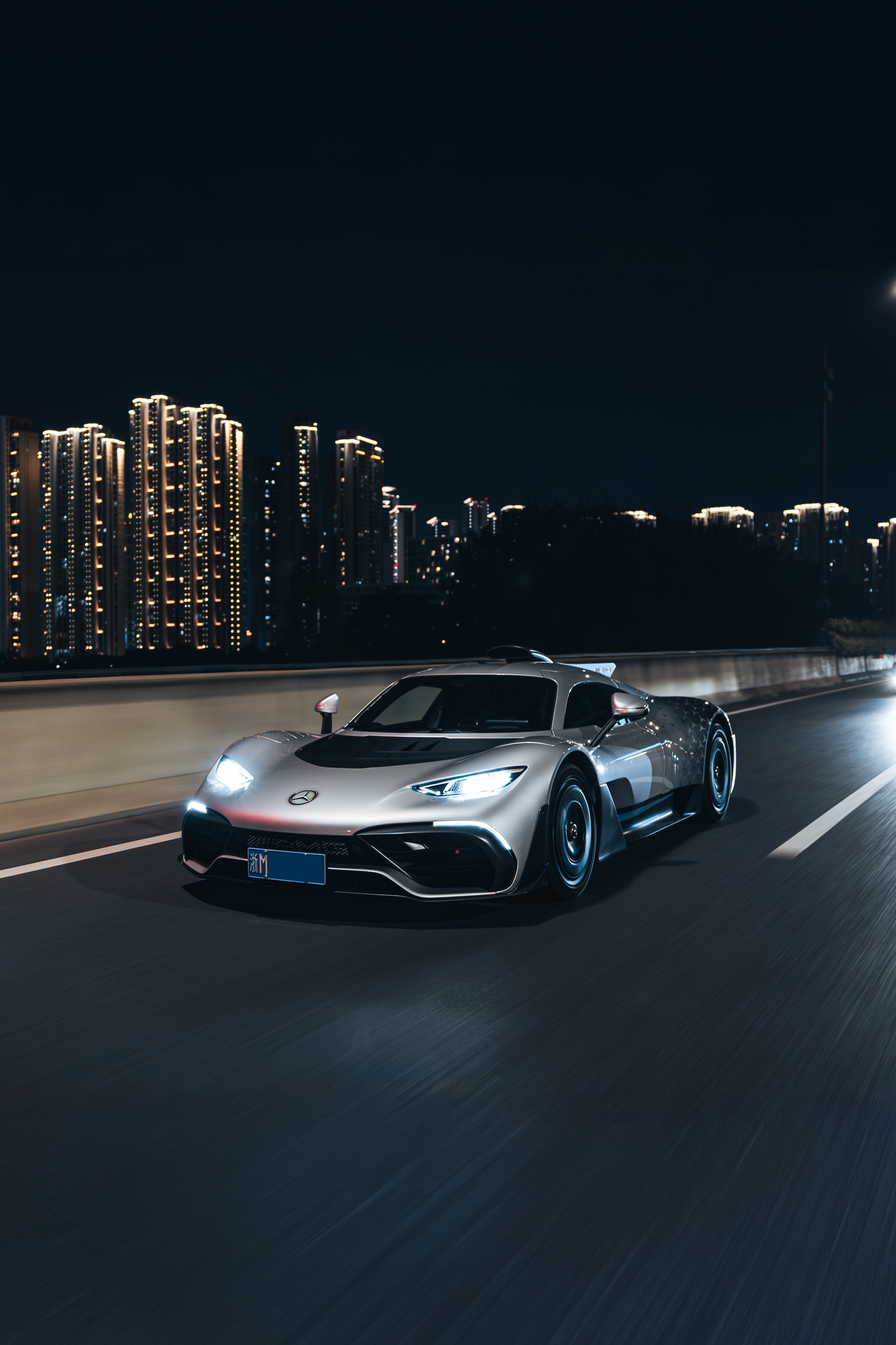 大哥开着F1去上海看F1了