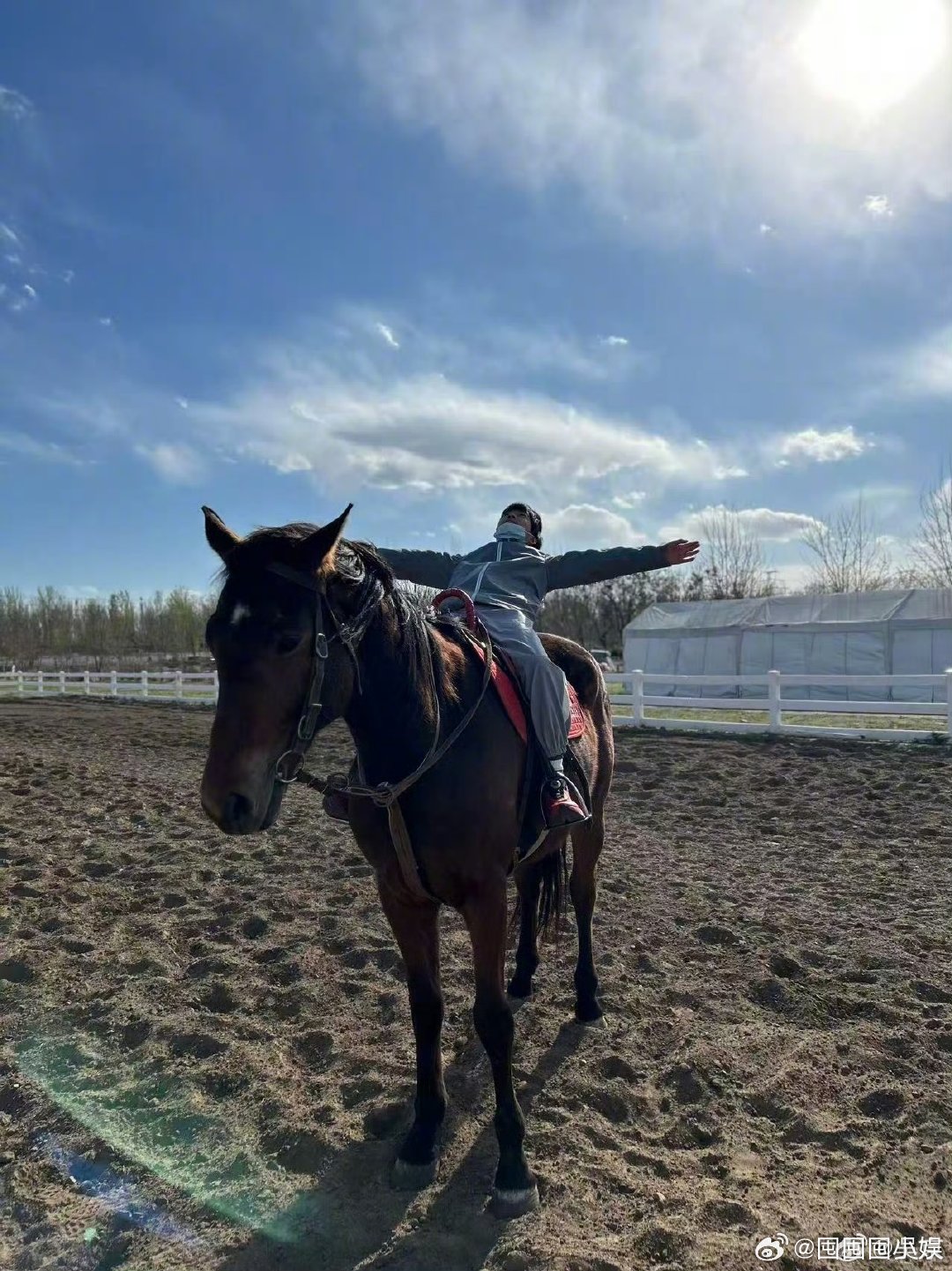 吴京和两个儿子骑马吴京晒两个儿子近照吴京晒两个儿子近照，真的是肉眼可见的长大了，