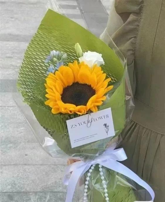 女人这辈子可以靠谁？人这一生，靠山山会倒，靠人人会跑，父母会老去，伴侣难永远，孩