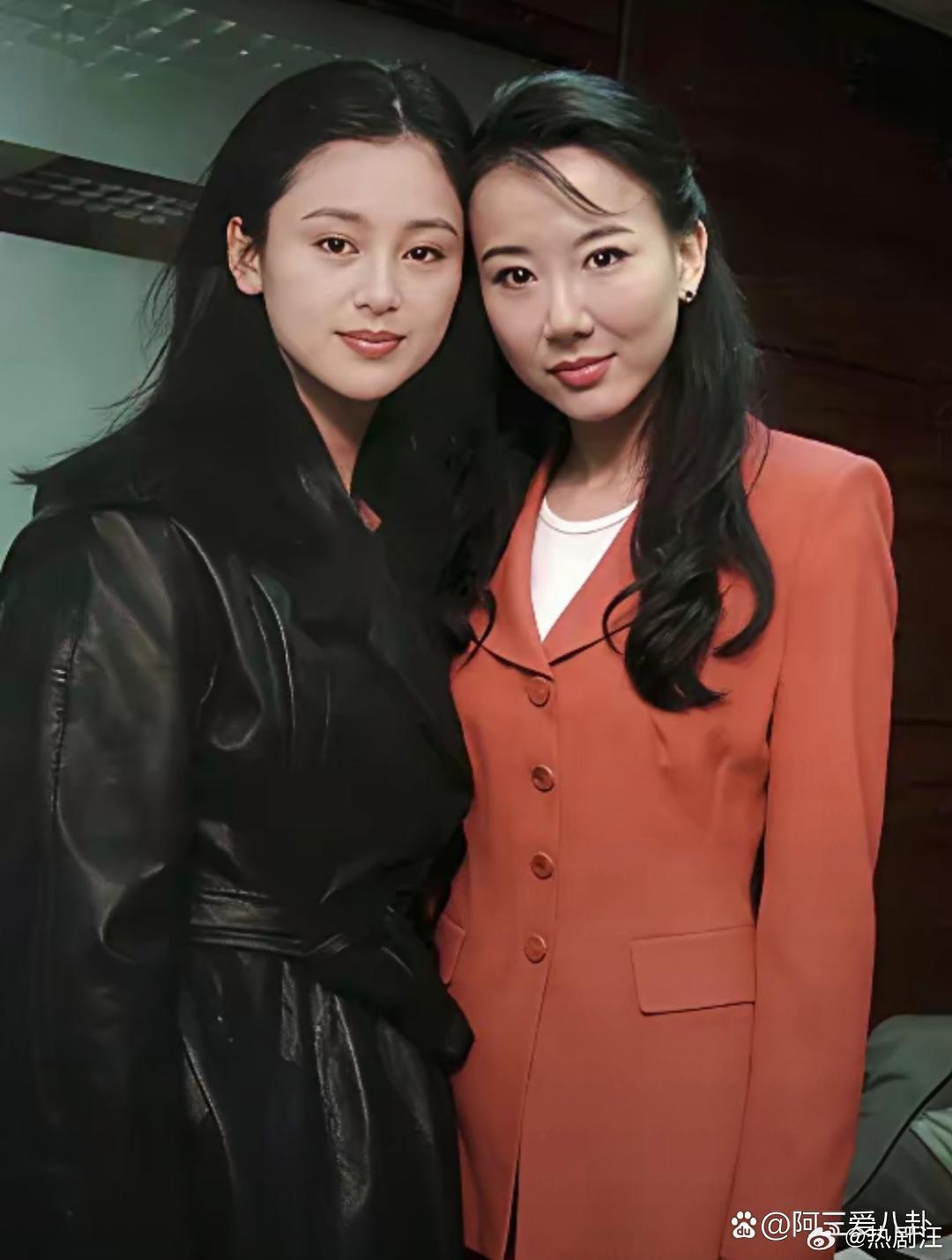 1995年陈红和萧蔷的合照。 