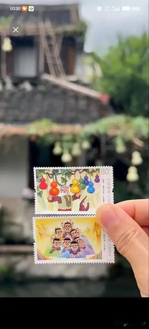 仅仅5天，葫芦爷爷就剪掉了7个葫芦。老人最初是欢迎游客们前来互动的，于是大量人群