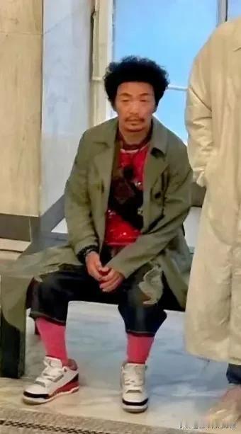 王宝强这造型是太拉风了，这一身都是不是出自巴黎世家的啊？粉色长筒袜，太引人注目了