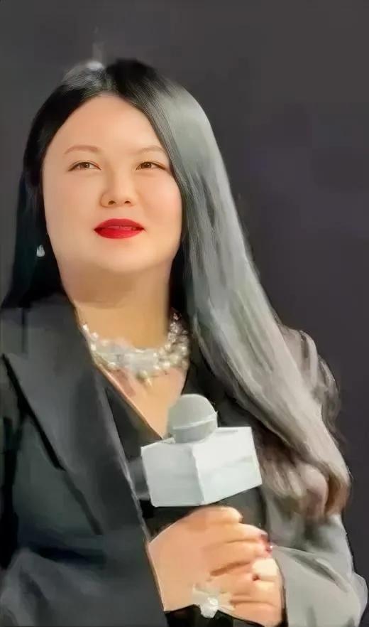 李湘，一脸的富贵相，唯一一个胖了也不难看的女人，感觉不会继续胖了，以后就会瘦下来