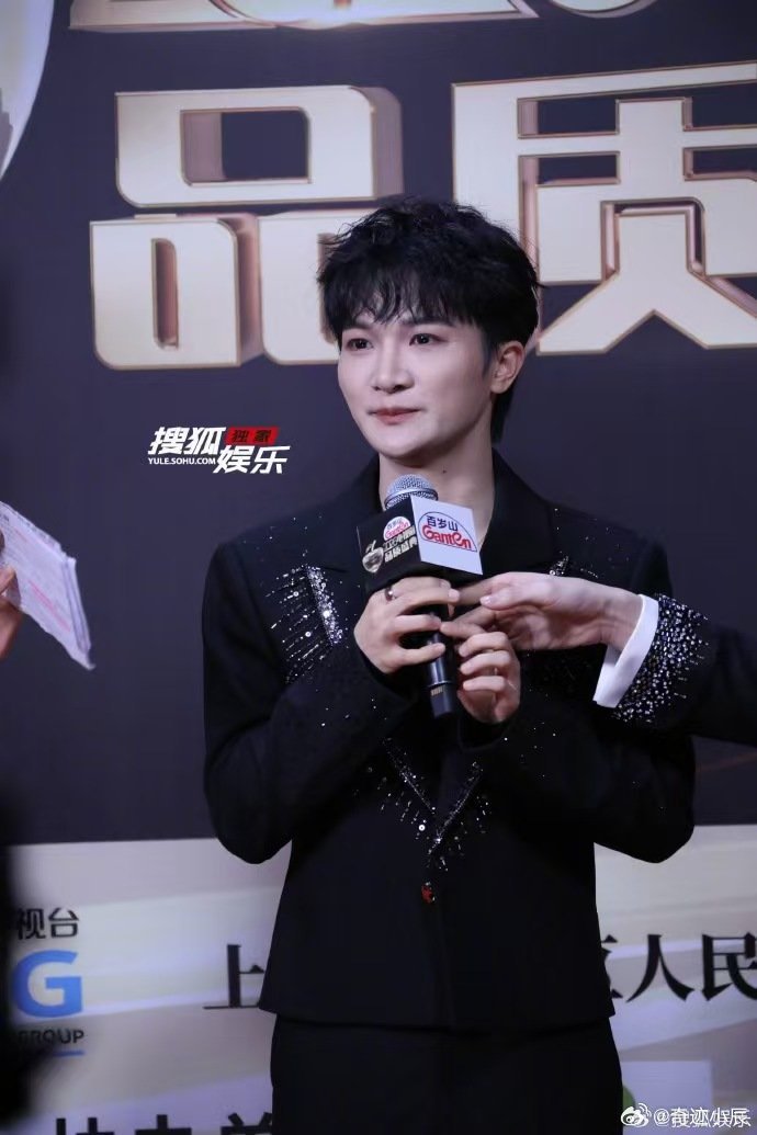 周深这里不让使用雨刮器周深红毯化身“挥手机器人”，挥手频率快幅度稳，秒变全自动雨