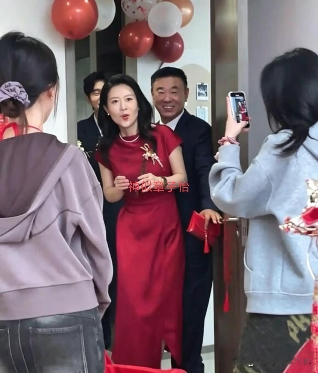 这场婚礼上的喜婆婆刚一露面，瞬间吸引所有人目光！

江苏这位42岁喜婆婆，不少网