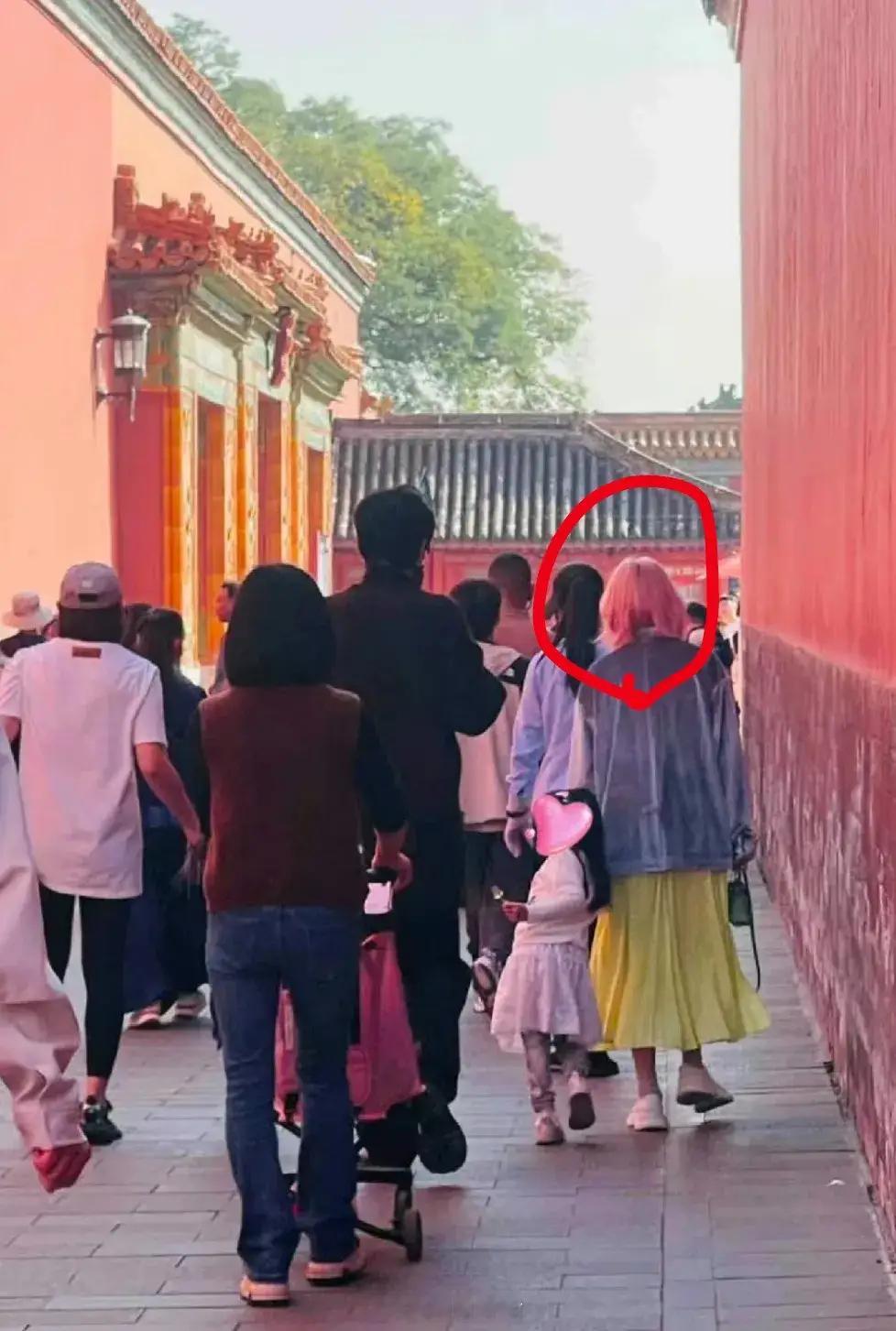 张若昀唐艺昕带娃逛故宫张若昀唐艺昕带女儿逛故宫被偶遇！！一家三口同框幸福温馨，好