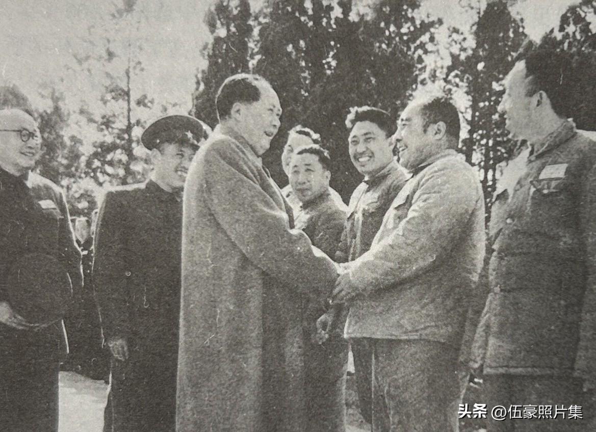 1956年1月，刘伯承（左一）陪同毛泽东主席（左三）接见军事学院的教职员代表的老