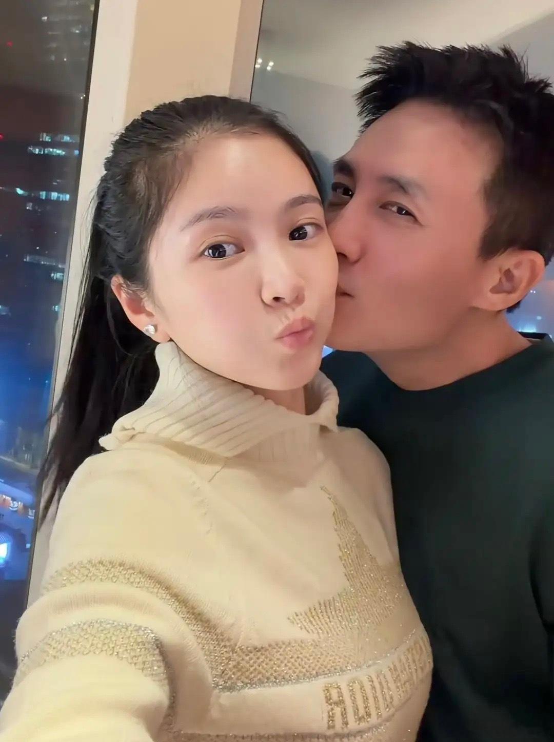 王灿晒2026年第一张夫妻合照，杜淳大大方方亲吻她侧脸，两口子一脸幸福，太腻歪了