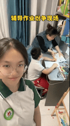 妈妈拍着书桌对弟弟大声呵斥，你都写这么长时间了，一篇作文就写个开头，还有这么多作