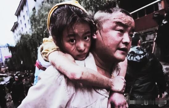 2008年，汶川地震中，一11岁女孩被埋在废墟下十几个小时，生存的机率很小。但她