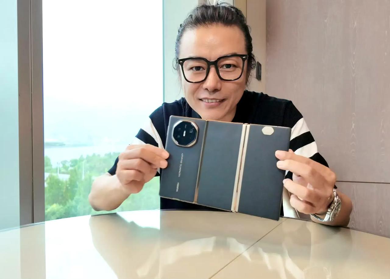华为三折叠还会更新吗？
会。
但估计还得等段时间，更好的屏幕平整度更强的影像，红