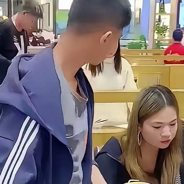 餐厅里，一个小男孩突然挣脱爸爸的手，哭着冲向一位陌生女子：“阿姨，你长得像我妈妈