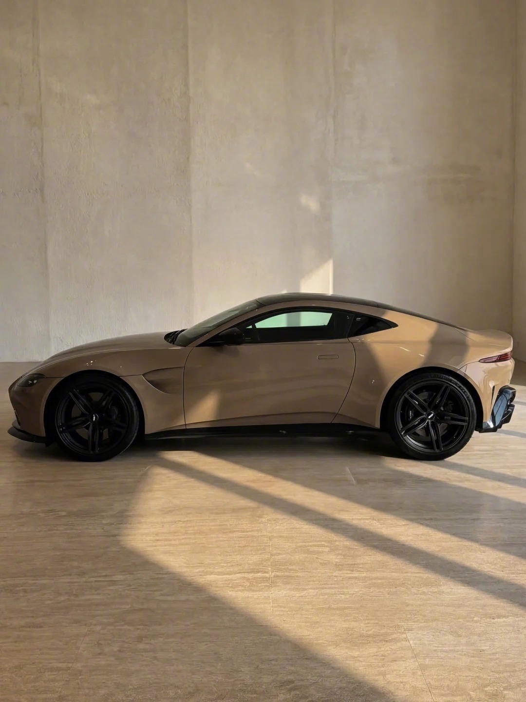 马丁香！一眼心动的榛果拿铁配色，肌肉线条优越，奢华又低调。越贵的车，设计起来越简