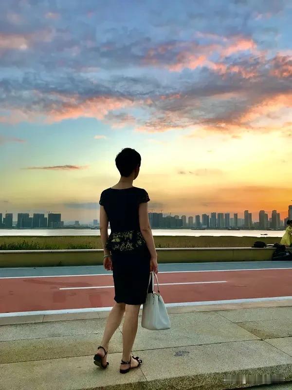 人到中年，到底要不要认真打扮自己？我的答案是必须要！
认真打扮不是为了迎合他人，