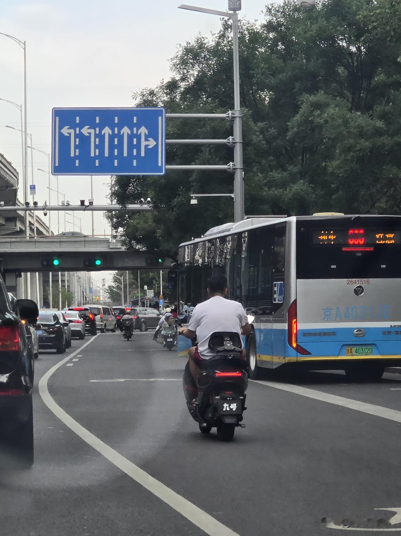 北京人就是聪明
骑个摩托车 弄个九号电动车的牌照套哈哈哈